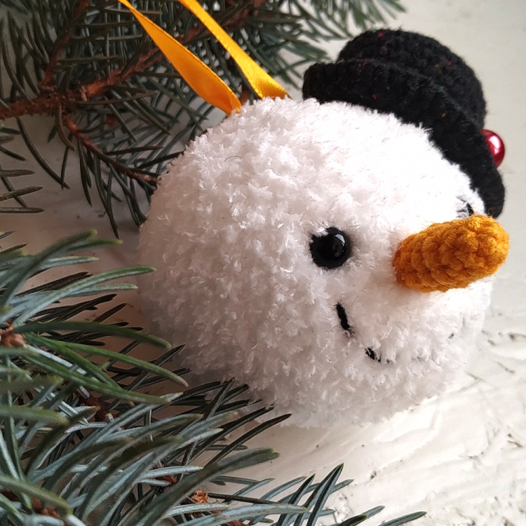 Новогодний елочный шар "Вязаный снеговик крючком"